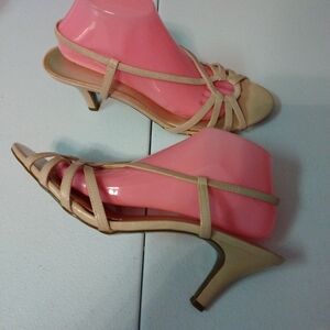 🌞🌞🌞 CQBrizi size 11M Cream color faux leather 3.5" heel sandals EUC